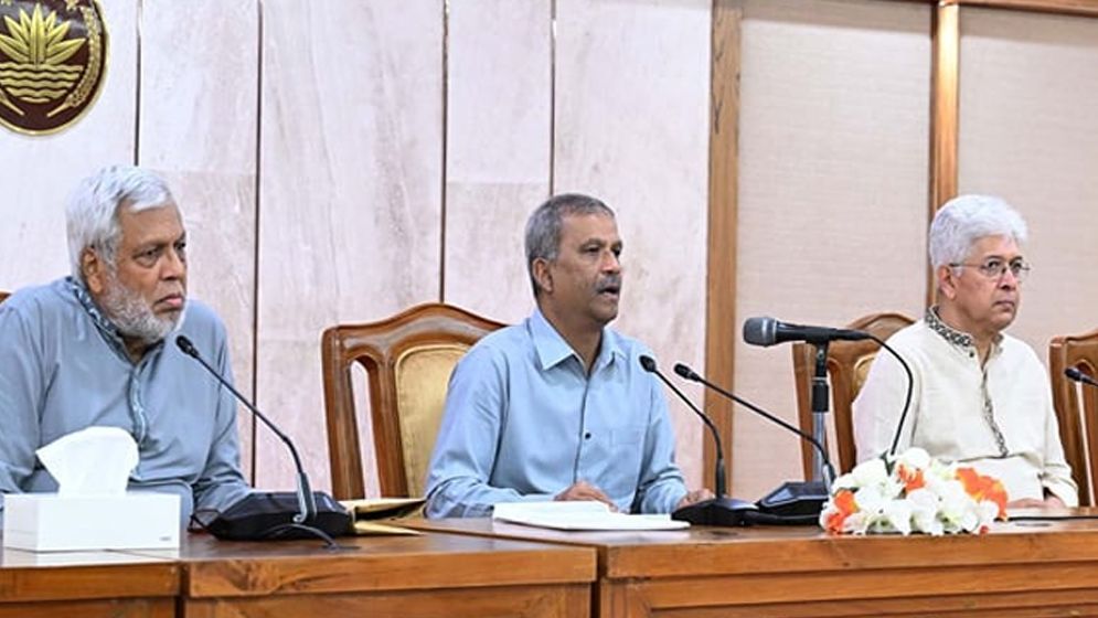 ৬ মিনিটের সংবাদ সম্মেলনে যা বললেন আইন উপদেষ্টা