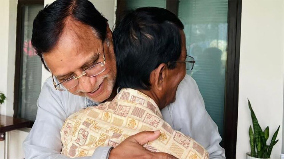 সাংবাদিক মোদাব্বেরকে বুকে জড়িয়ে ধরলেন আব্দুস সালাম