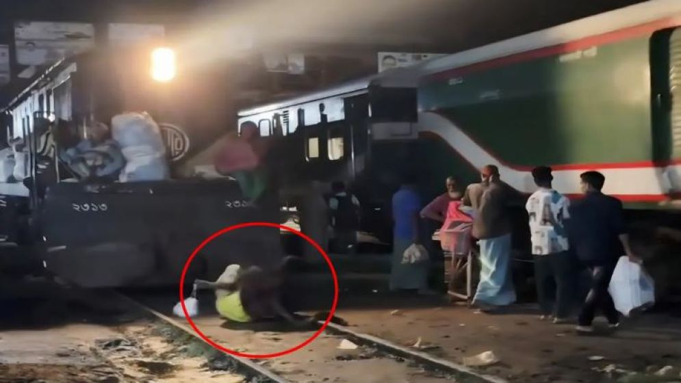 পা পিছলে পড়ে গেলেন ট্রেনের নিচে, অতঃপর...