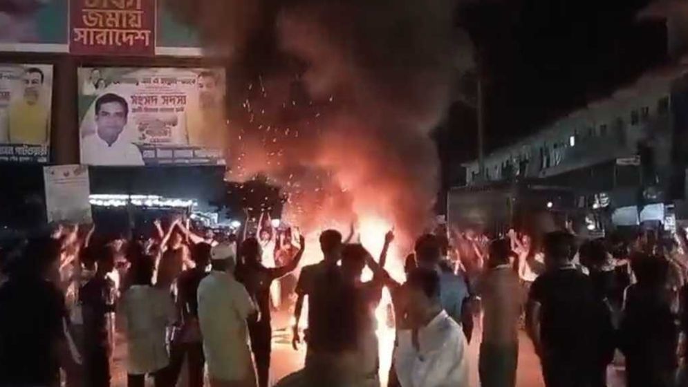 ফরিদগঞ্জে মনোনয়ন বঞ্চিত এমএ হান্নান সমর্থকদের বিক্ষোভ, সড়কে আগুন