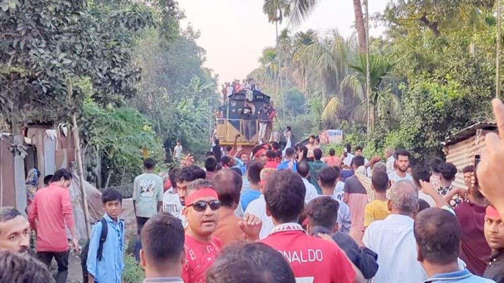 ‘শেখ মজিবুর রহমান’কে বিএনপির মনোনয়ন দিতে ট্রেন আটকে বিক্ষোভ