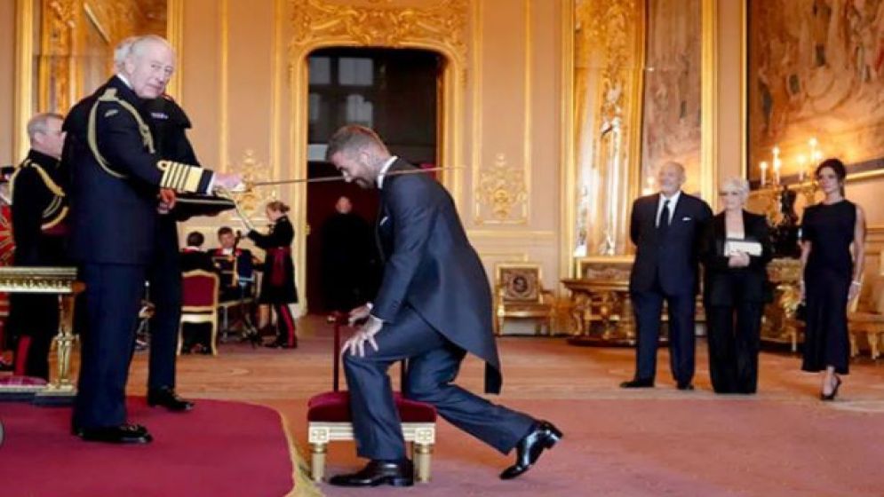 রাজা নিজ হাতে নাইট উপাধি দিলেন ডেভিড বেকহ্যামকে