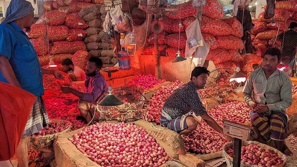 যে কারণে ১০ দিনে দ্বিগুণ দাম বেড়েছে পেঁয়াজের