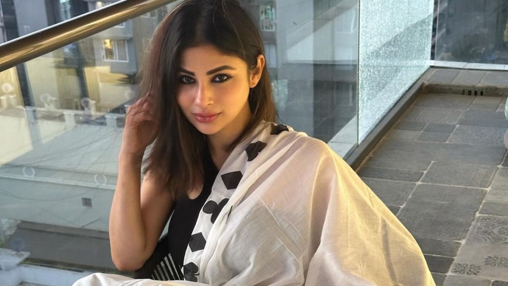 ‘মাটিতে ফেলে লোকটা আমার মুখে…’ বিস্ফোরক অভিযোগ মৌনী রায়ের