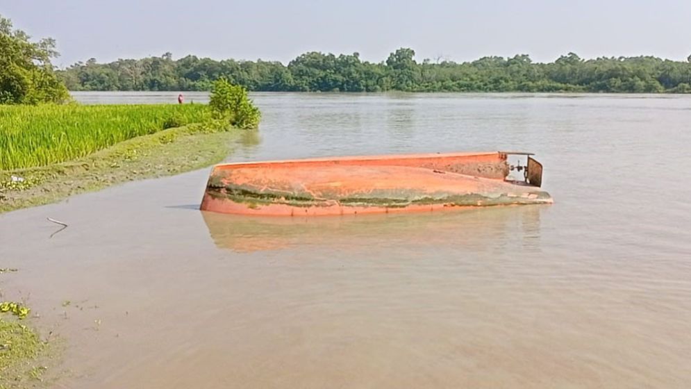 পশুর নদে নৌকাডুবি, সাবেক নারী পাইলট নিখোঁজ