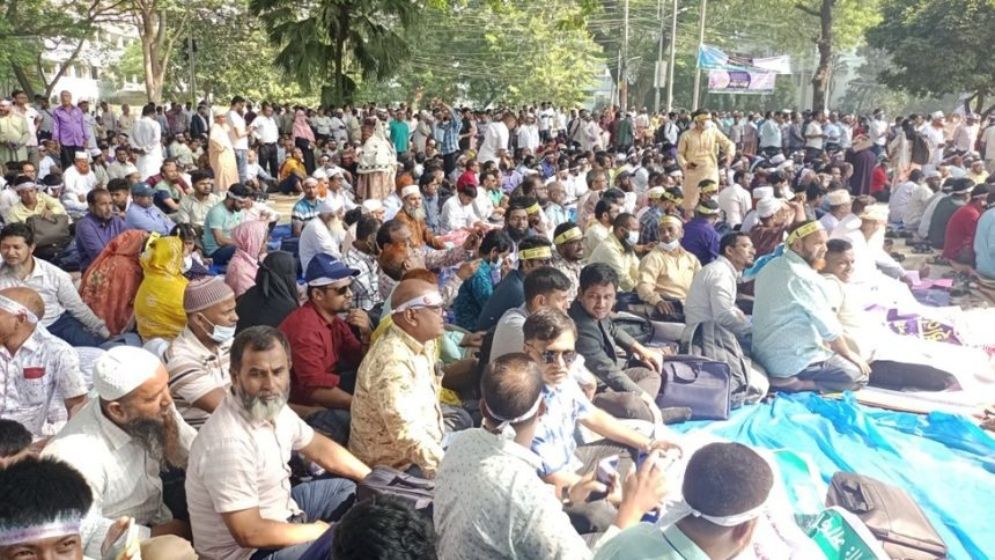 শাহবাগে শিক্ষকদের ‘কলম বিসর্জন’