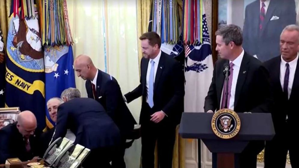 হোয়াইট হাউসে লাইভের সময় হঠাৎ পড়ে গেলেন অতিথি