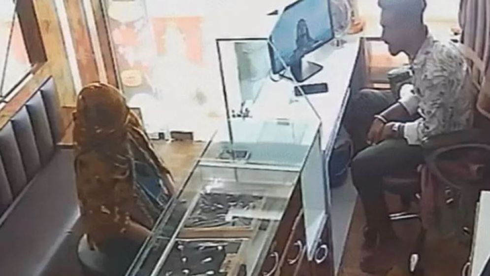 স্বর্ণের দোকানে ঢুকেই মরিচের গুঁড়া ছিটালেন এক নারী, অতঃপর..