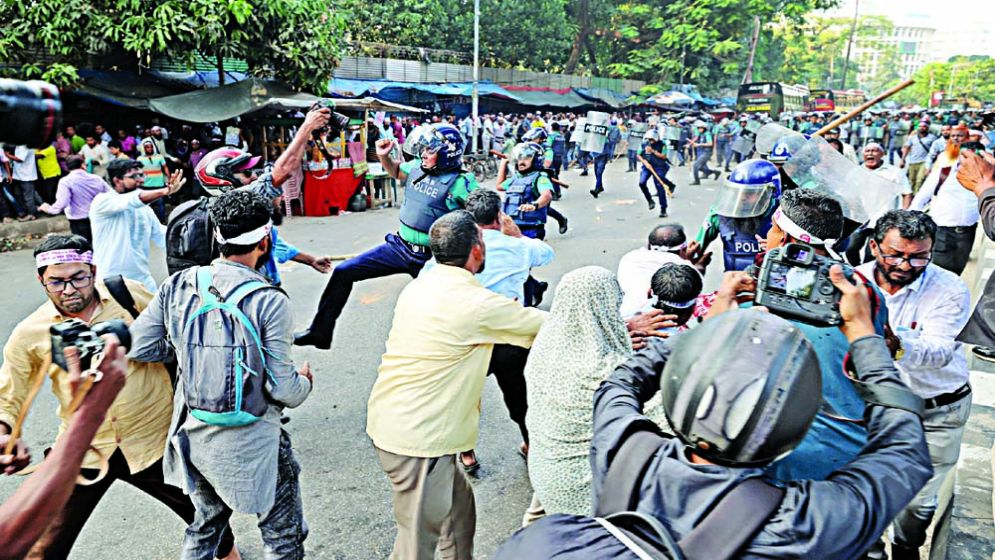 পুলিশি হামলার প্রতিবাদে আজ থেকে শিক্ষকদের কর্মবিরতি