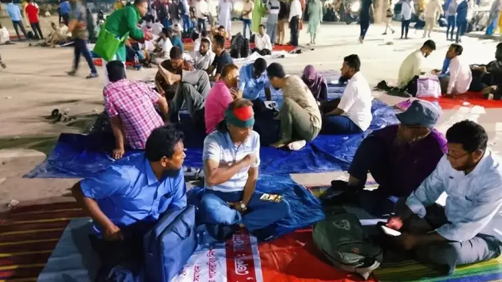 শহীদ মিনারে রাত কাটছে প্রাথমিক শিক্ষকদের, রোববার থেকে কর্মবিরতি