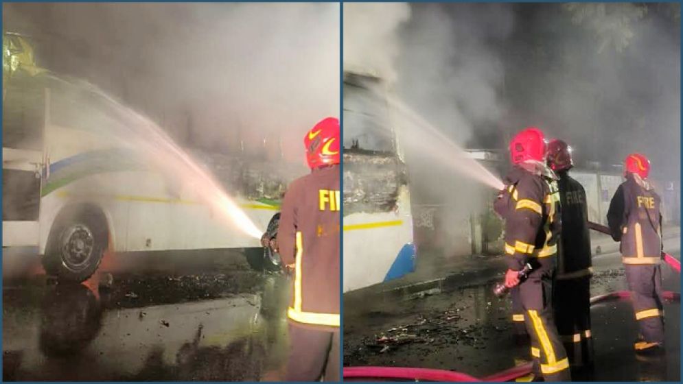 মিরপুরে গভীর রাতে ড্যাফোডিল বিশ্ববিদ্যালয়ের দুই বাসে আগুন
