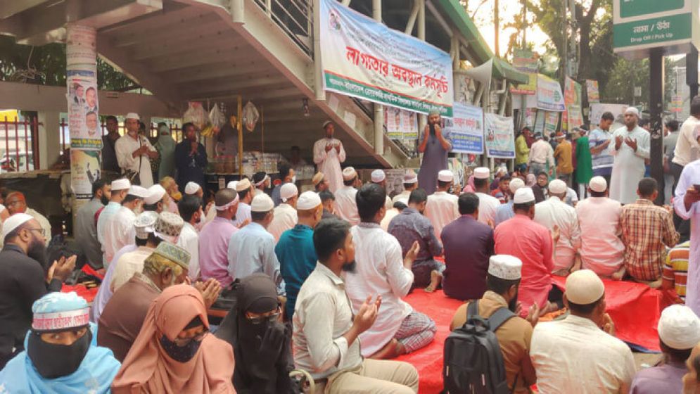 পুলিশের অ্যাকশনের মুখে সম্মিলিত মোনাজাতে ইবতেদায়ি শিক্ষকরা