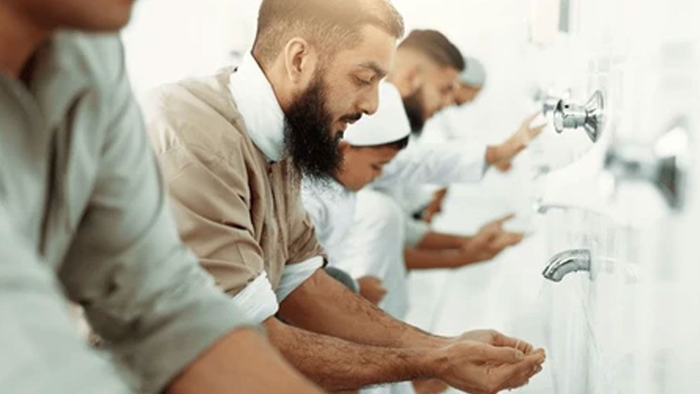 হাঁটুর উপর কাপড় উঠলে কি ওজু নষ্ট হবে?