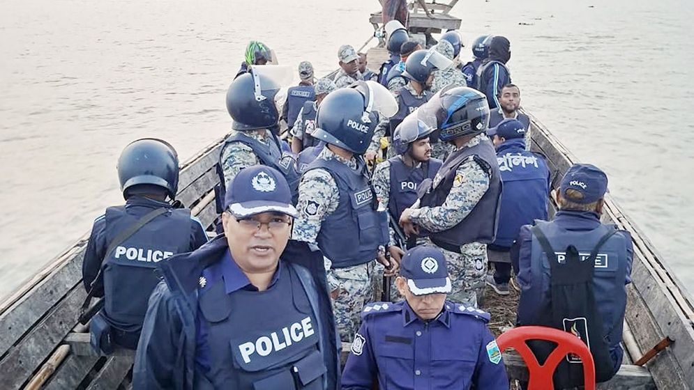 পদ্মার চরে ‘অপারেশন ফার্স্ট লাইট’, ১১ বাহিনীর ৬৭ সন্ত্রাসী গ্রেফতার