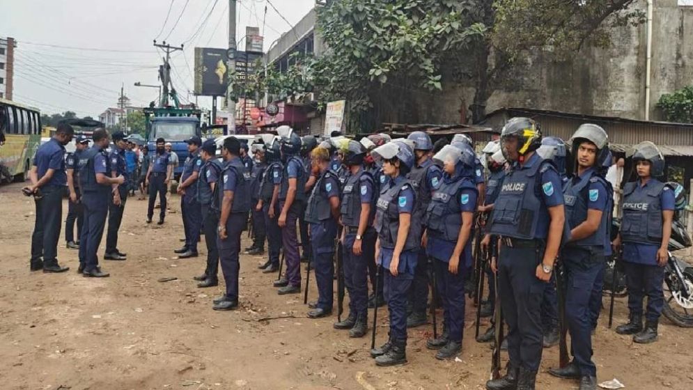 রাজধানীতে সাঁড়াশি অভিযানে পুলিশ