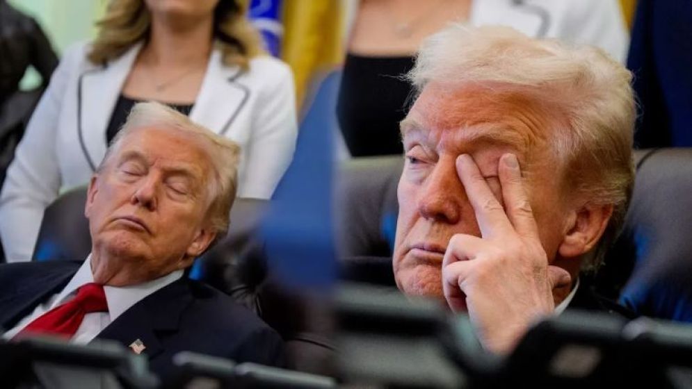 অফিসেই ঘুমিয়ে গেলেন ট্রাম্প, ছবি ভাইরাল