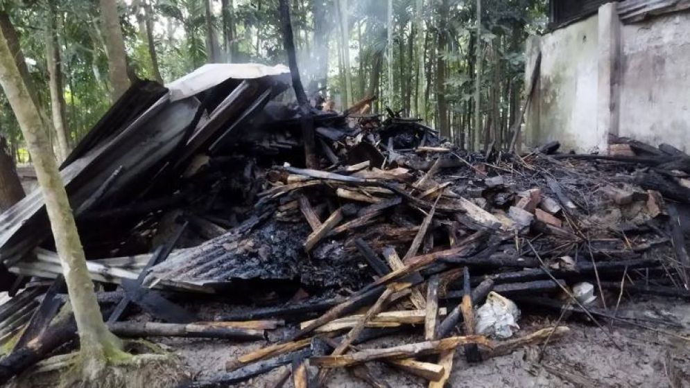 জামায়াত নেতার বাড়িতে আগুন