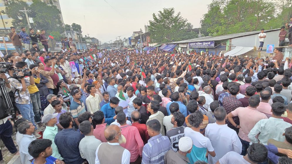 বিএনপির প্রার্থী পরিবর্তনের দাবিতে সড়ক অবরোধ করে বিক্ষোভ