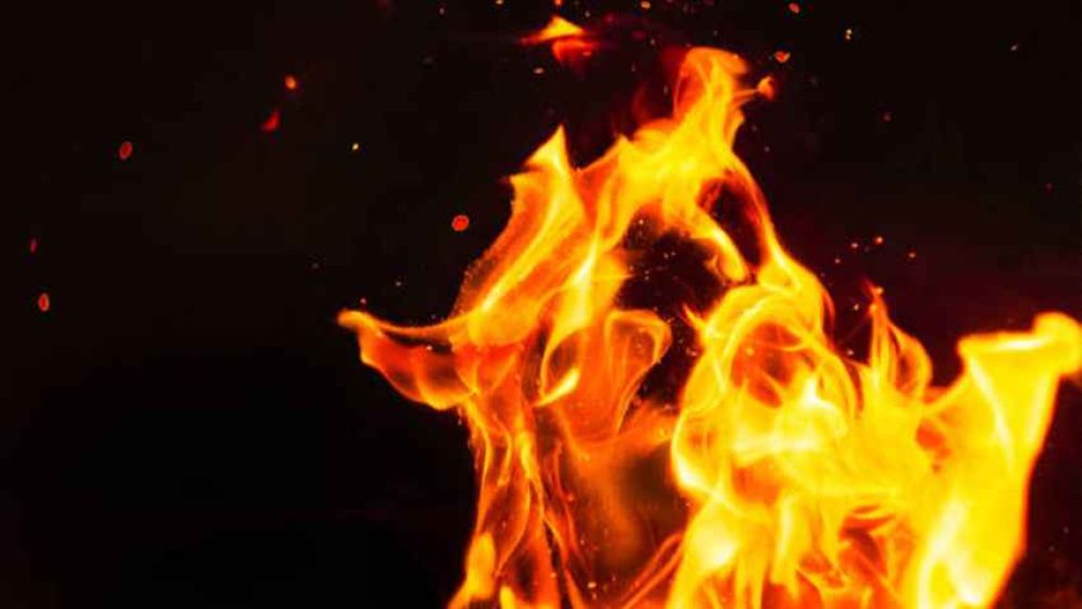 গভীর রাতে মোহাম্মদপুর ইউল্যাব ইউনিভার্সিটির পাশে আগুন