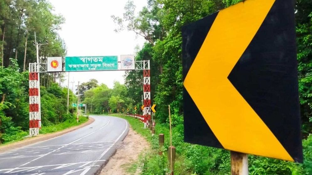 নামাজ আদায় করতে সড়কের পাশে দাঁড়াতেই চাপা দেয় মাইক্রোবাস