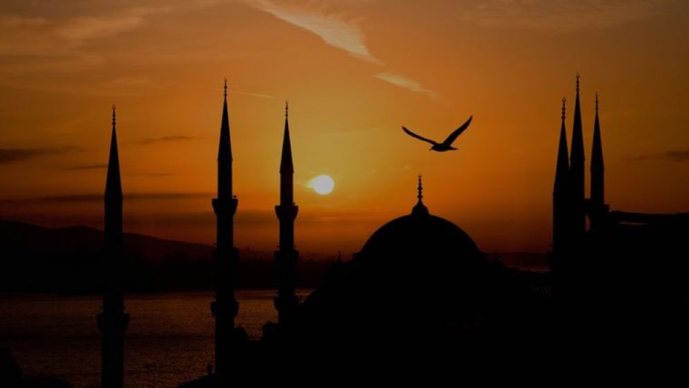 স্ত্রী অন্তঃসত্ত্বা থাকলে স্বামী কারও জানাজায় অংশ নিলে কী হয়