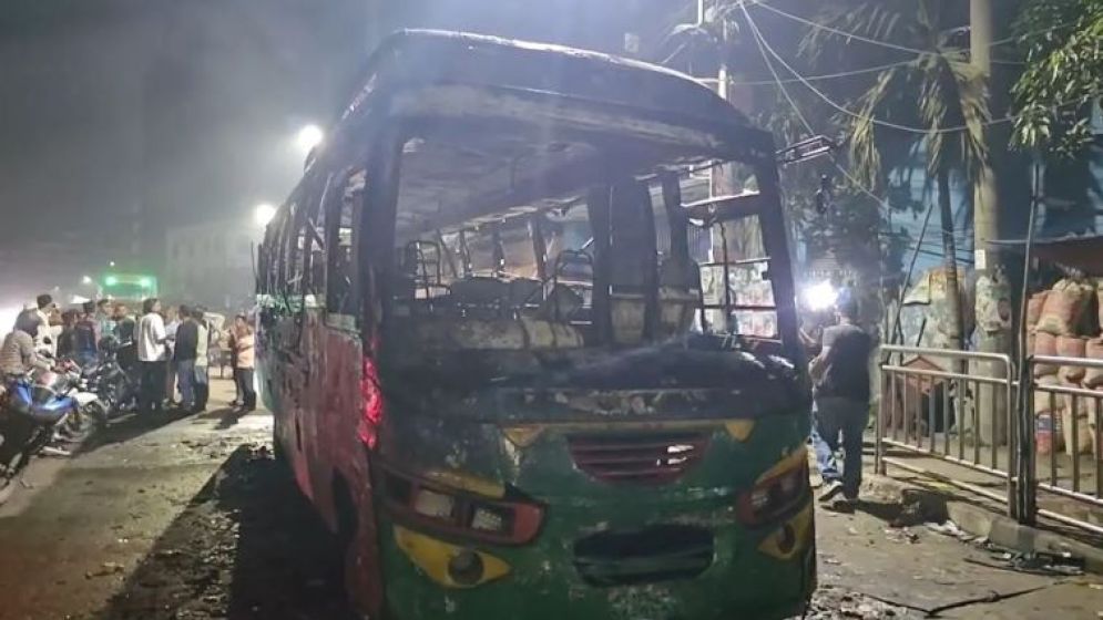 মধ্যরাতে রাজধানীর আরেক স্থানে বাসে আগুন