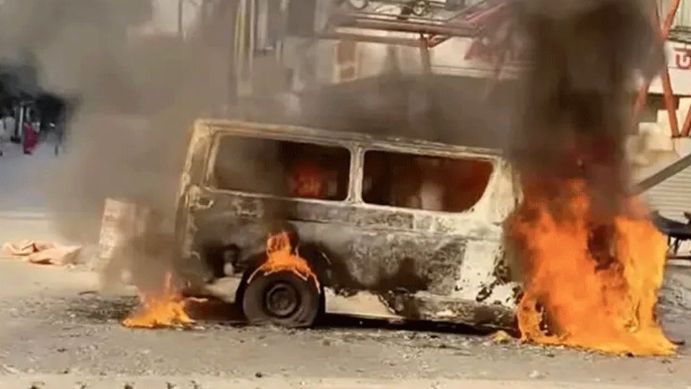 উত্তরায় মাইক্রোবাসে আগুন
