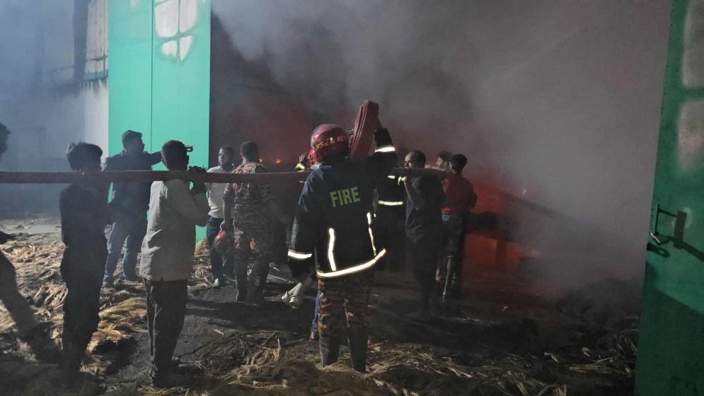 অরিয়েট জুটমিলে ভয়াবহ আগুন