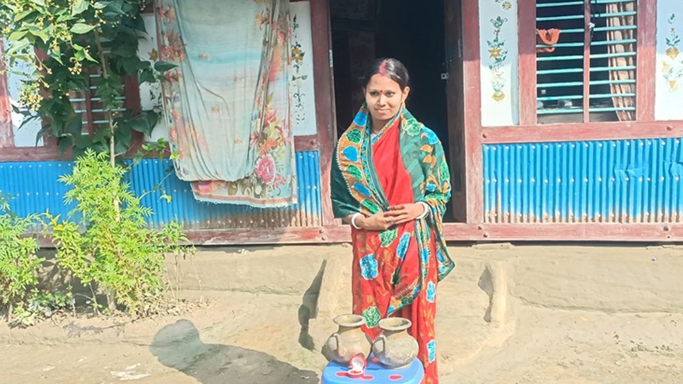 আংটি ফেরত পেলেন সেই গৃহবধূ, এনজিওর ম্যানেজার-মাঠকর্মী বরখাস্ত