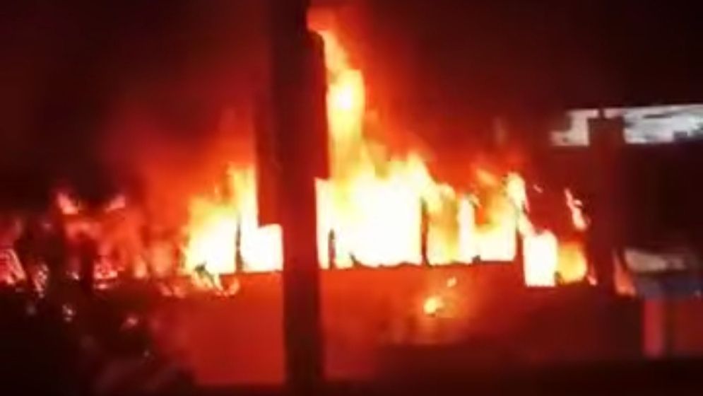 রাজধানীর ধোলাইপাড়ে বাসে আগুন