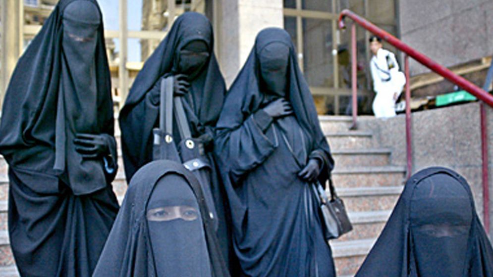 হাত মোজা না পরলে কি নারীর গুনাহ হবে? ইসলাম কী বলে?