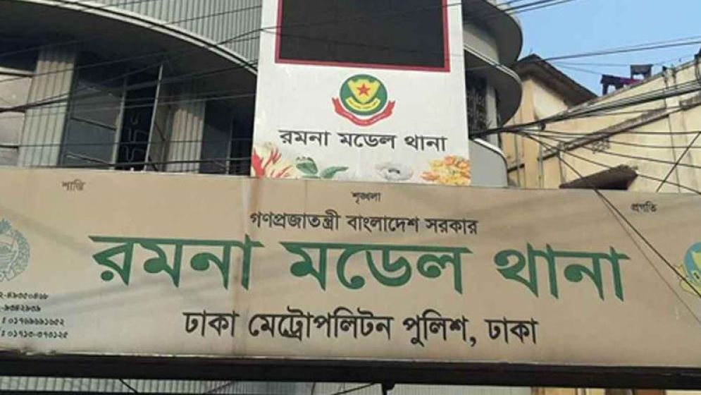 এবার রমনা থানার সামনে হঠাৎ পুলিশের গাড়িতে আগুন