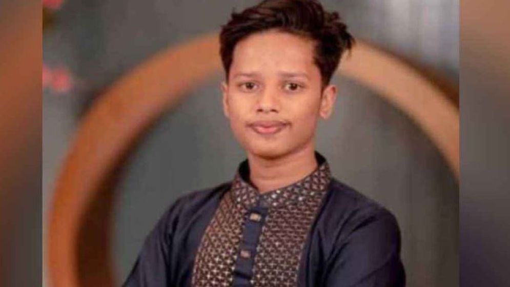 ফুটবল খেলতে খেলতে মাঠেই ঢলে পড়লেন বিজয়, অতঃপর...