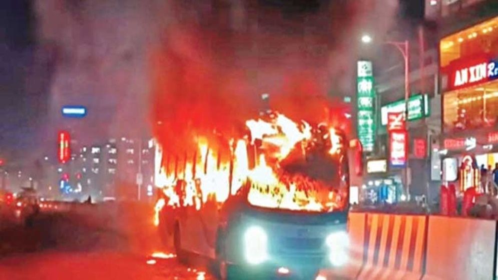 ঢাকাসহ বিভিন্ন জেলায় আরও ৬ যানবাহনে আগুন
