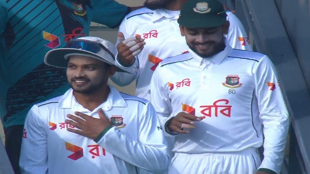 দুই রেকর্ডের হাতছানি পায়ে ঠেলে ডিক্লেয়ার করল বাংলাদেশ