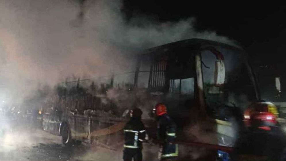 মধ্যরাতে মহাসড়কে চলন্ত বাসে আগুন দিল দুর্বৃত্তরা
