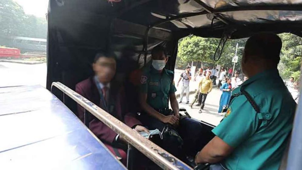 ধানমন্ডি ৩২ থেকে ‘সন্দেহভাজন’ কিশোর আটক, কী তার পরিচয়?