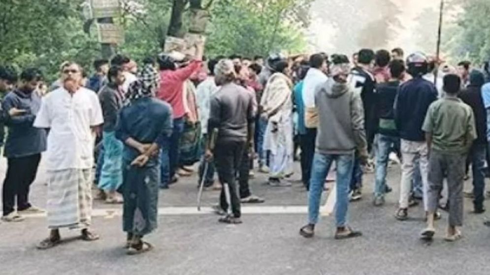 মহাসড়কে আ.লীগ কর্মীদের অস্ত্র নিয়ে মহড়া, যানবাহন চলাচল বিঘ্ন