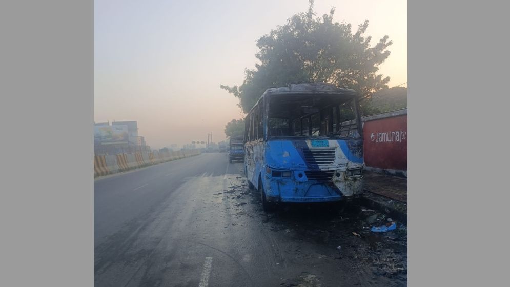 সাত সকালে দাঁড়িয়ে থাকা বাসে আগুন