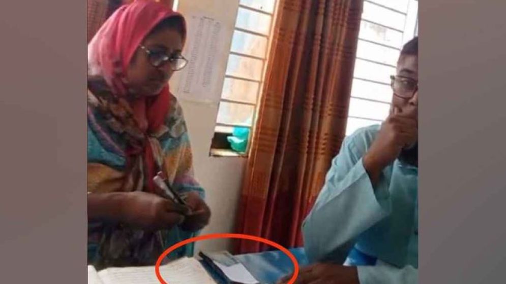 ঘুষের টাকা গুনছিলেন ভূমি অফিসের কর্মচারী, অতঃপর...