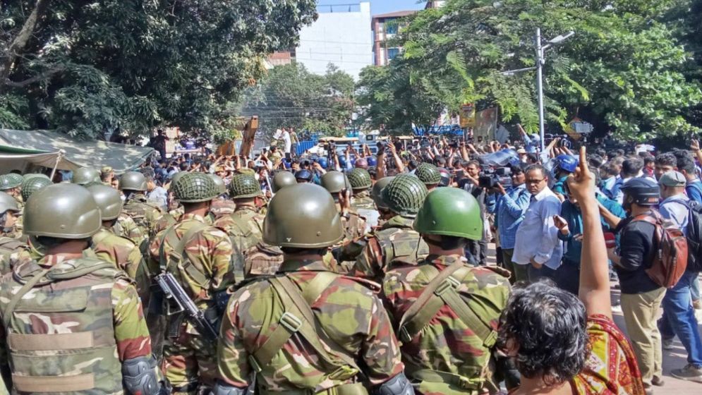 ৩২ ভাঙার বুলডোজার রুখে দিল সেনাবাহিনী
