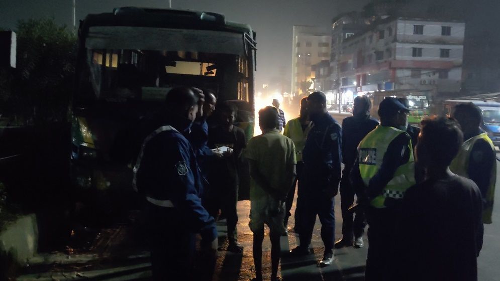 ফতুল্লায় বাসে আগুন