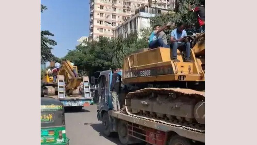 ধানমন্ডির দিকে নিয়ে যাওয়া হচ্ছে দুটি বুলডাজার