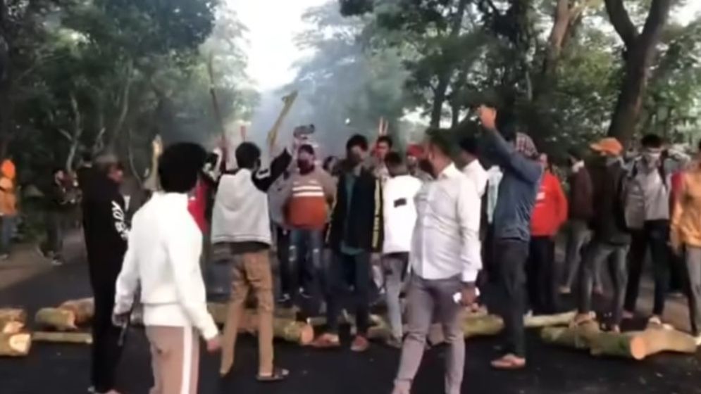 মহাসড়ক অবরোধ করে নিষিদ্ধ ঘোষিত ছাত্রলীগের বিক্ষোভ