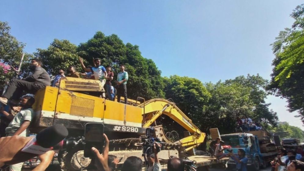 ধানমন্ডি ৩২-এ বুলডোজার ঢুকতে দিচ্ছে না পুলিশ