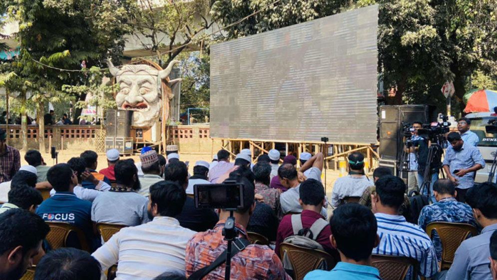 ‘চাকরি পাবে রাজাকারের নাতিপুতিরা?’-হাসিনার বক্তব্য ঘিরে উত্তেজনা