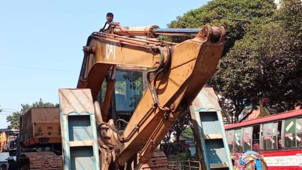 ৩২ নম্বরে আনা বুলডোজার ফেলে পালিয়েছে চালক