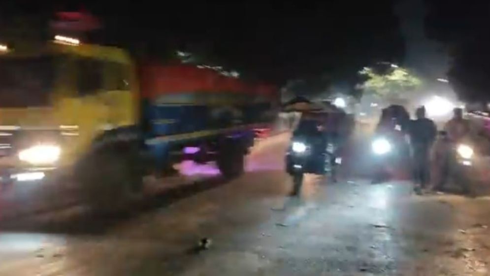 দিনভর উত্তেজনার পর ধানমন্ডিতে যান চলাচল স্বাভাবিক