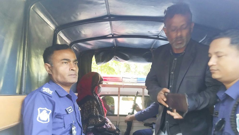 পরকীয়া কাণ্ডে শিক্ষক-শিক্ষিকা আটক