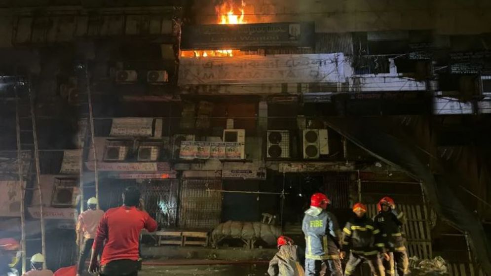 গভীর রাতে রাজধানীতে মার্কেটে আগুন